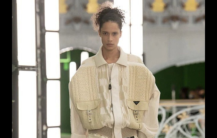 Žena ve světlém modelu Louis Vuitton SS2021