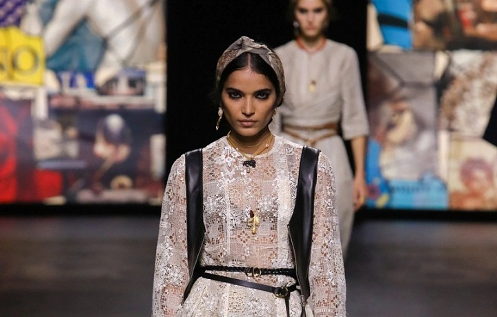 Žena ve světlých šatech Dior SS2021