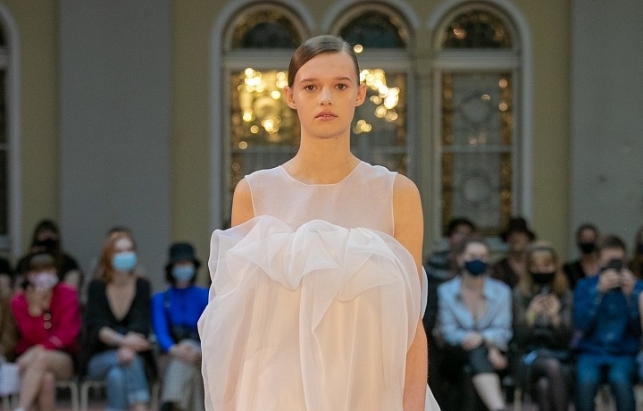 Žena ve světlých šatech od Natalie Dufkové