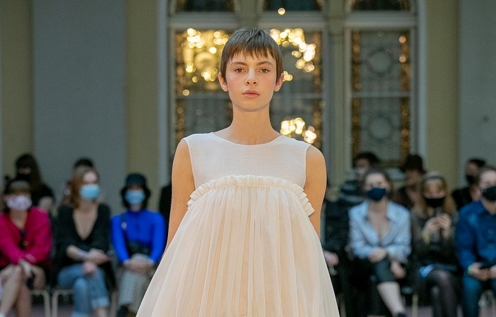 Žena ve světlých šatech od Natalie Dufkové