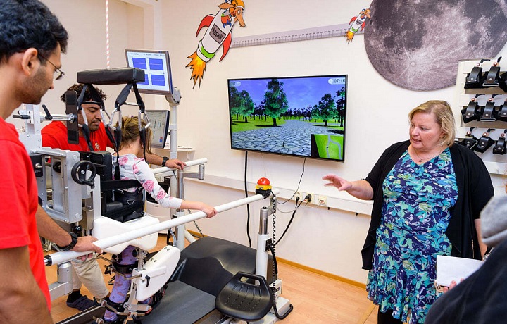 Lékařka s dětským pacientem na přístroji. 