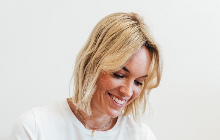 Zuzana vyrábí diář.