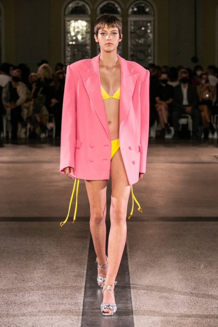 Modelka má na sobě růžové sako a žluté plavky od Vandy Jandy