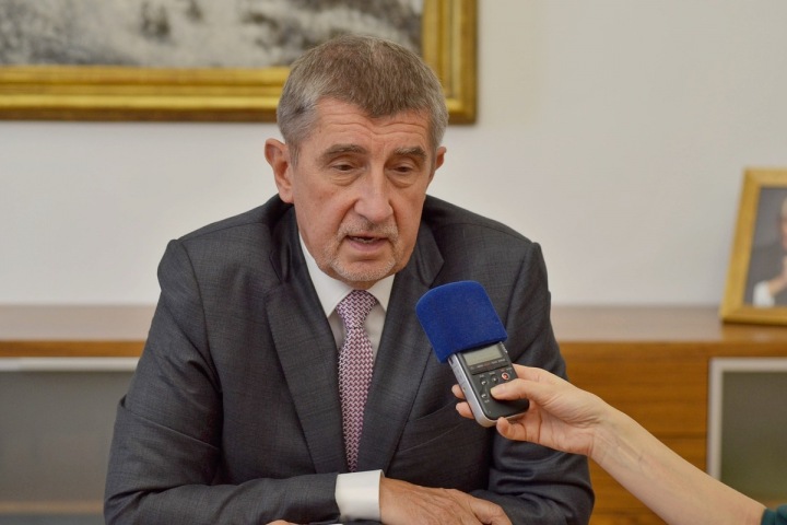 Andrej Babiš na tiskové konferenci. 