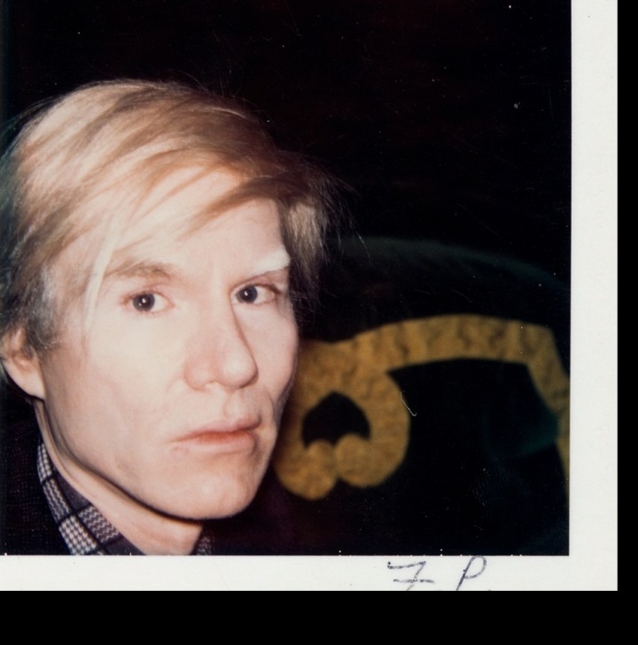 Andy Warhol na černém pozadí