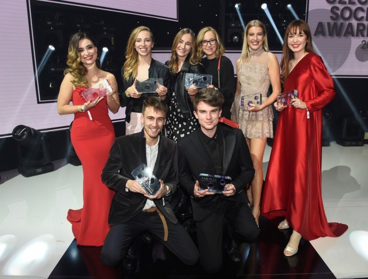 Anna Šulcová vlevo nahoře, Jakub Gulab vlevo dole