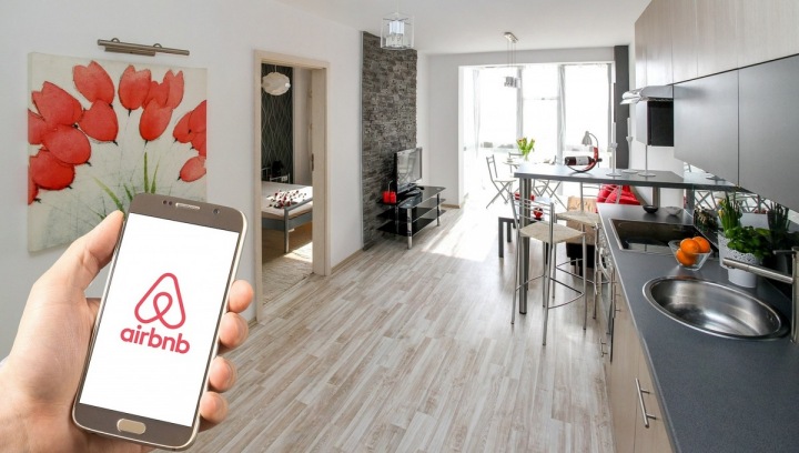 Aplikace Airbnb v telefonu.