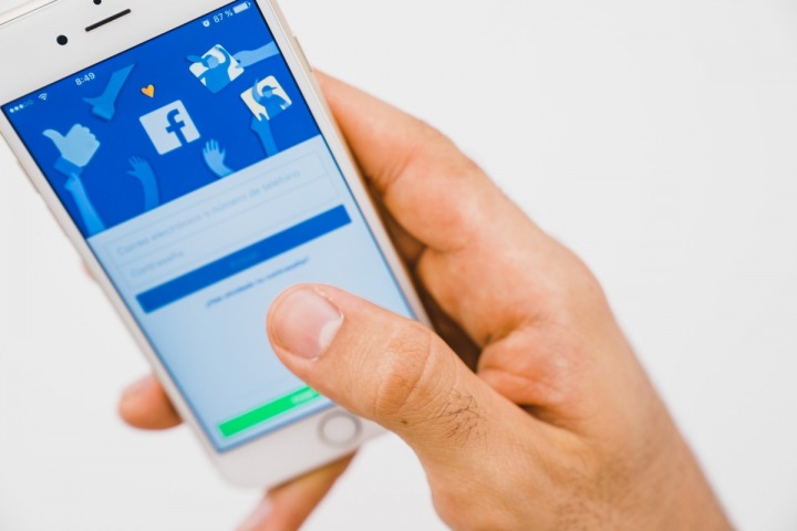 Aplikace Facebook v telefonu. 