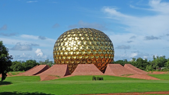 Chrám Matrimandir v utopickém městě Auroville