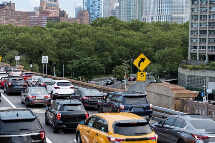 Auta stojí v koloně na mostě