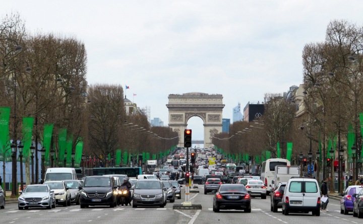 Avenue Champs-Élysées s Arc de Triomphe du Carrousel