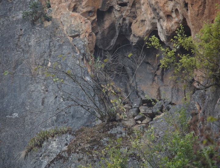 Jedna z visících hrobek lidí Ku v Bainitangu, prefektura Wenshan, provincie Yunnan, Čína.