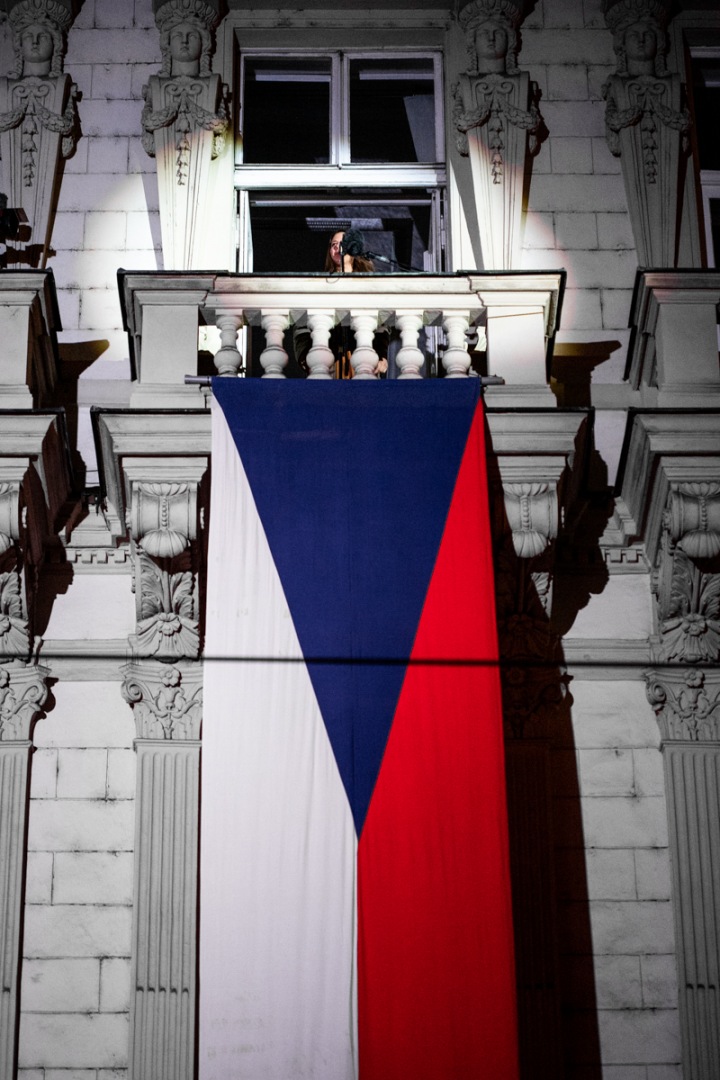 Balkón se státní vlajkou.