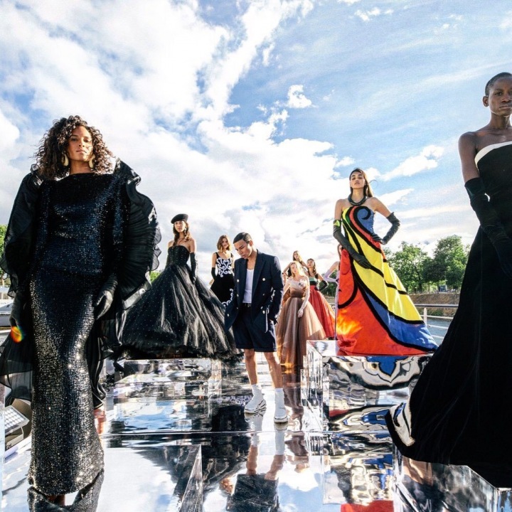 Modelky v šatech Balmain Haute Couture Fall 2020 na Seině