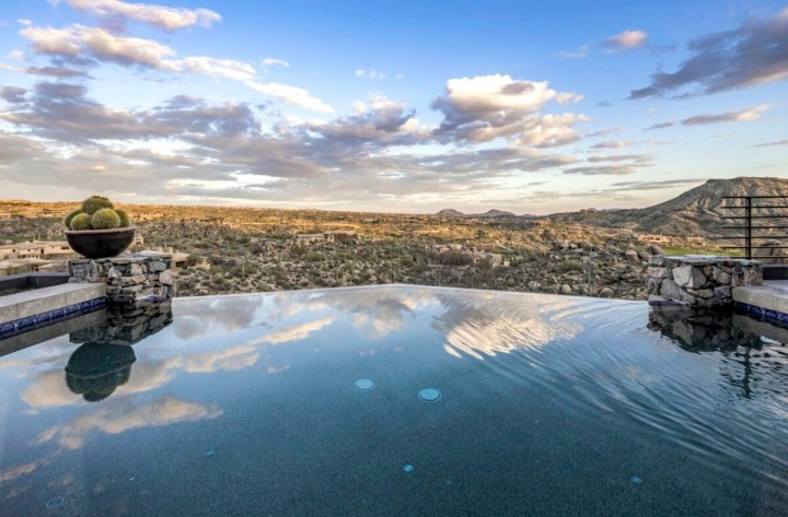 Venkovní bazén u domu. 