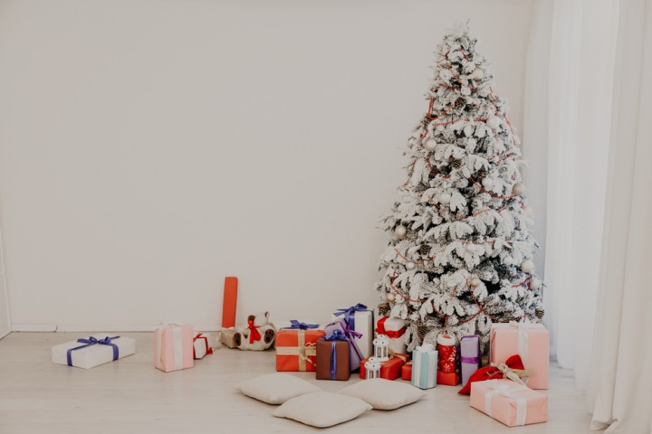 Bílé doplňky na vánočním stromku. 