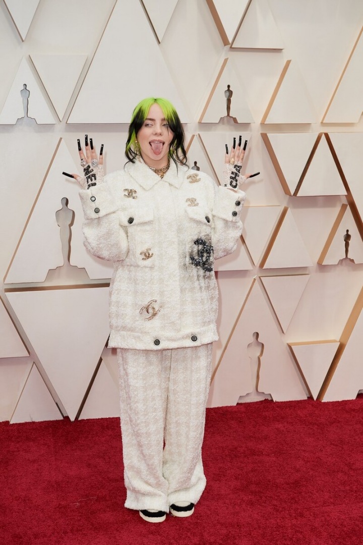 Billie Eilish v kostýmu Chanel. 