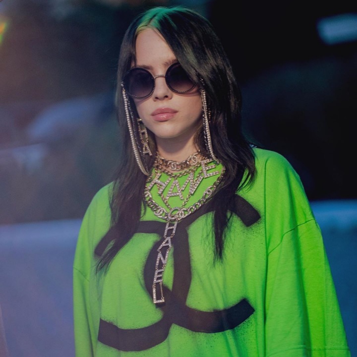 Billie Eilish v zeleném topu