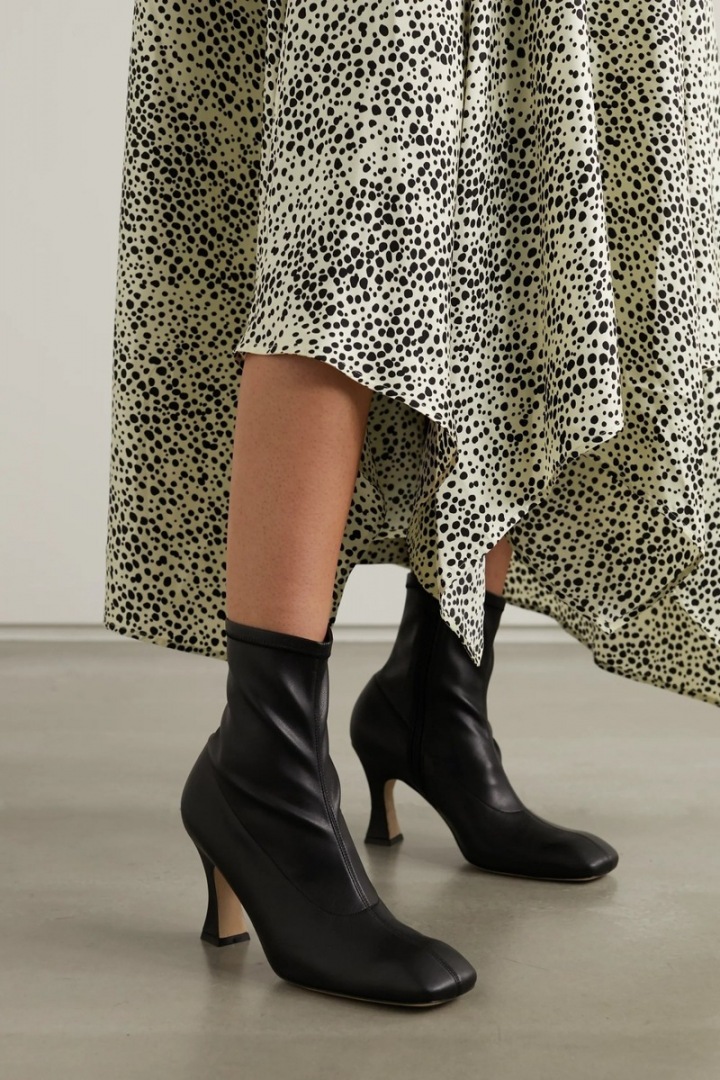 Boty se čtvercovou špičkou od AWAKE MODE. 