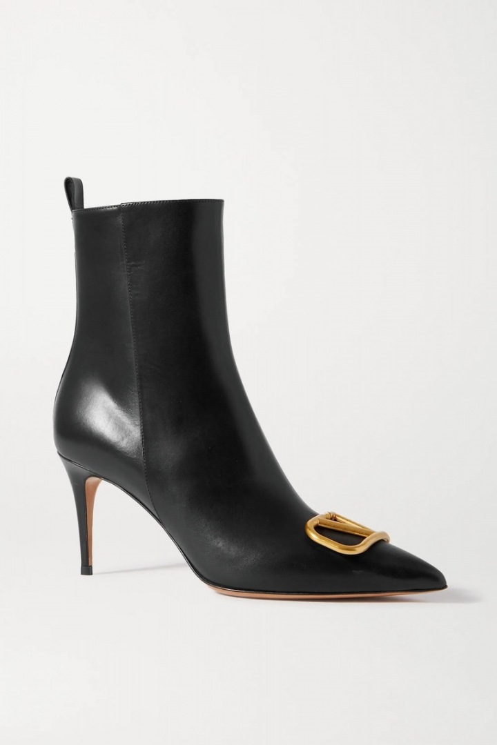 Boty "Vlogo" se zlatým štítkem od Valentina. 