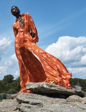 Žena v oranžovém květovaném overalu