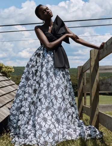 Žena v dlouhých květovaných šatech