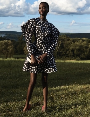 Žena v puntíkovaných šatech