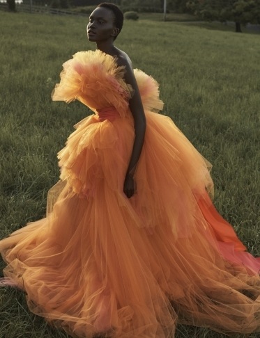 Žena v oranžových tylových šatech
