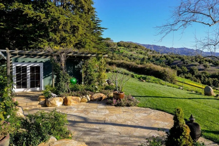 Chaloupka plná zeleně