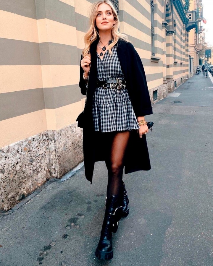 Chiara Ferragni v černém outfitu. 