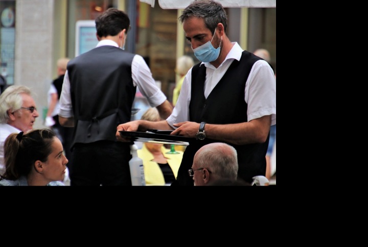 Číšník v kavárně s maskou