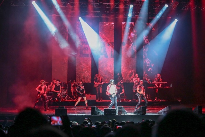 Dvojník Krále popu během megashow. 