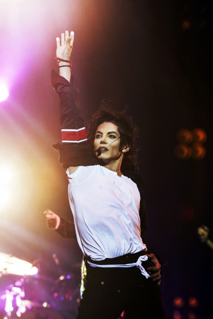 Dvojník Michaela Jacksona v bílém tričku