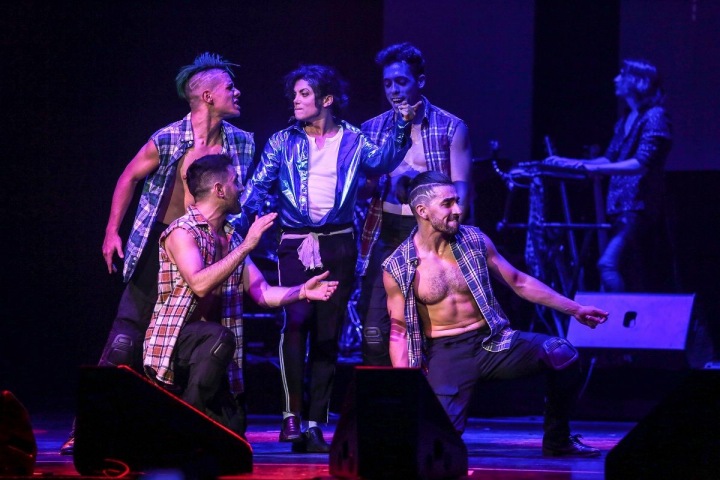 Dvojník Jacksona se svými tanečníky