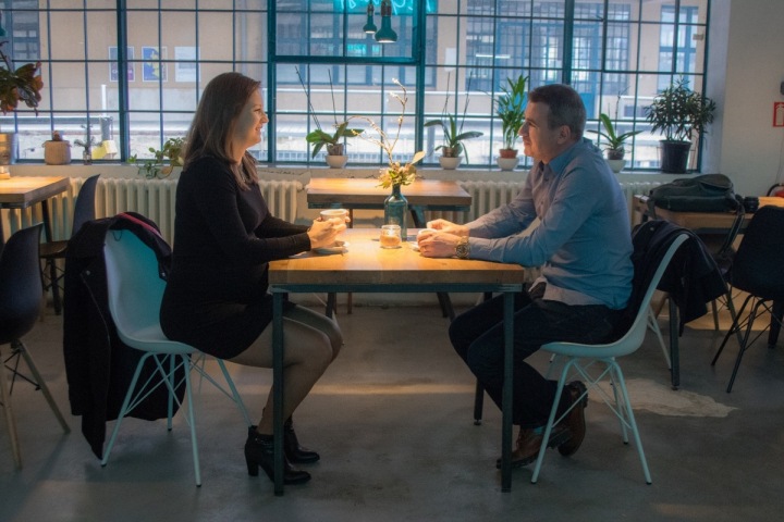 Pár sedící v Kavárně Pragovka