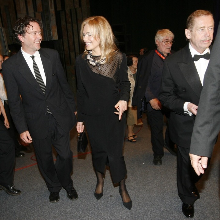 Dagmar Havlová v černých šatech po boku Václava Havla