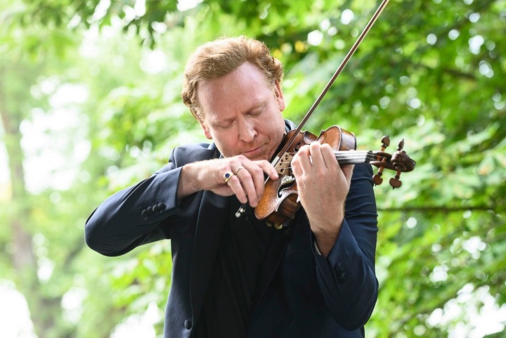 Hope zahraje na hladině řeky Vltavy. 