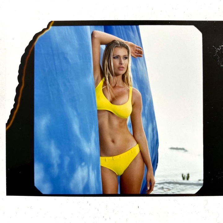 Daniela Peštová pózuje ve žlutých plavkách