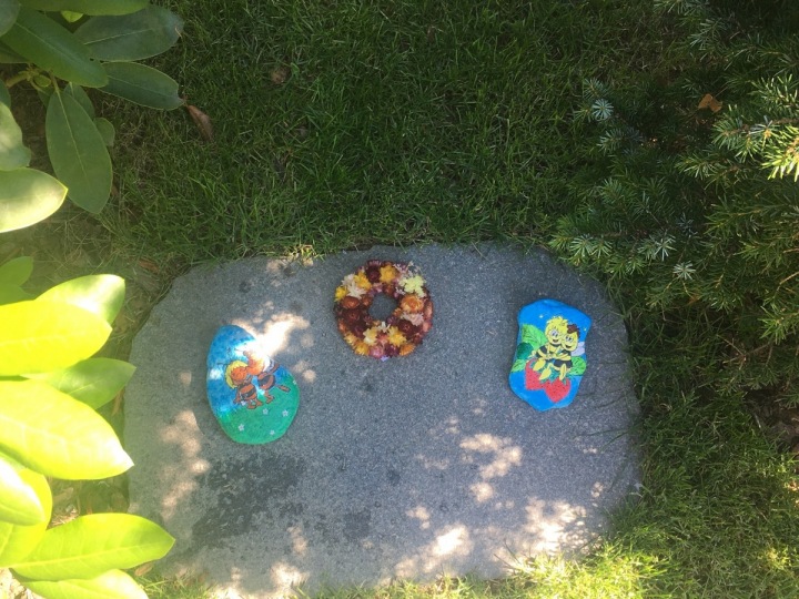 Lidé zanechávají Karlovi dárky. 