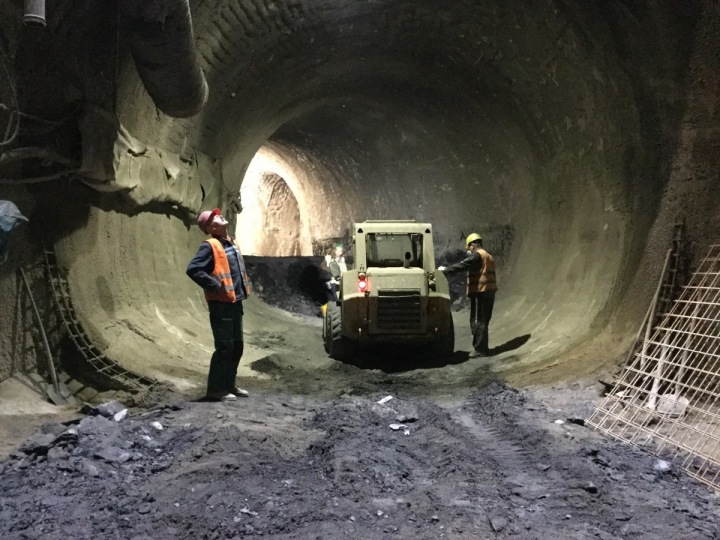 Těžká technika v podzemí.