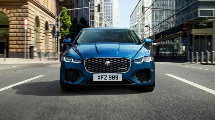 Detail vozu Jaguar zepředu. 