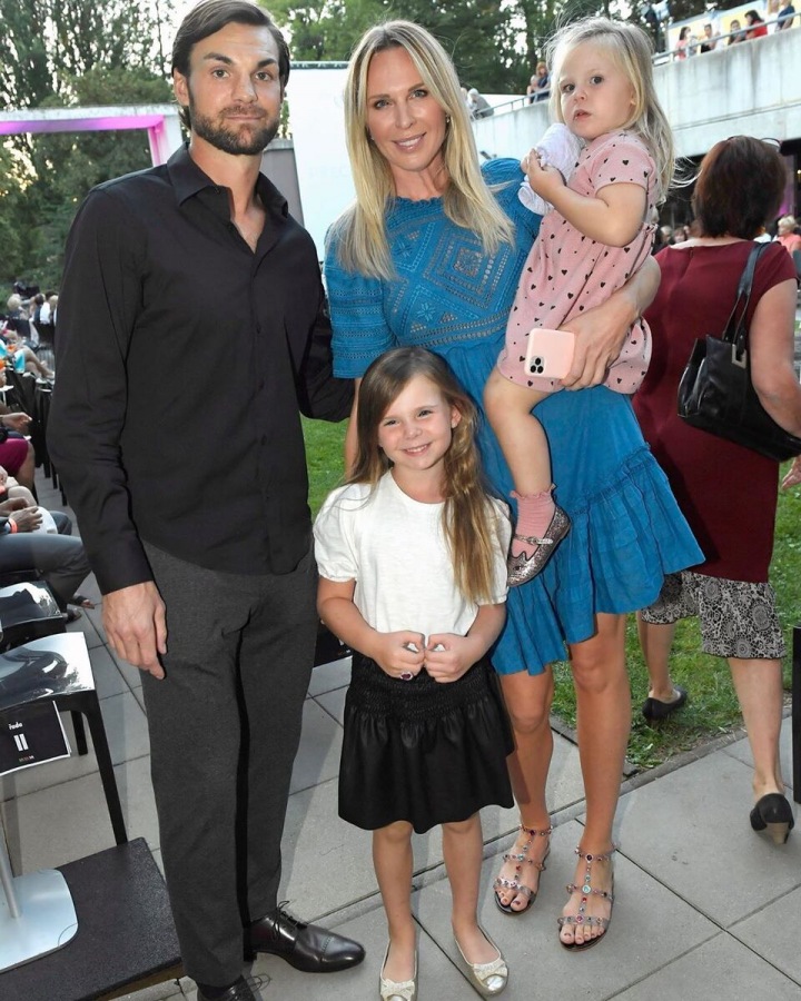 Diana Kobzanová s Michaelem Frolíkem a dcerami Ellou a Lily