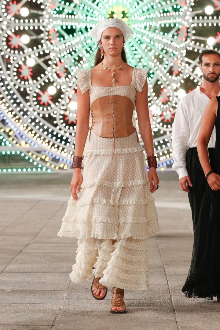 Žena v bílých šatech Dior