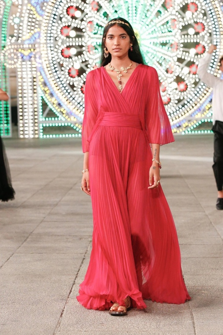 Žena v růžových šatech Dior