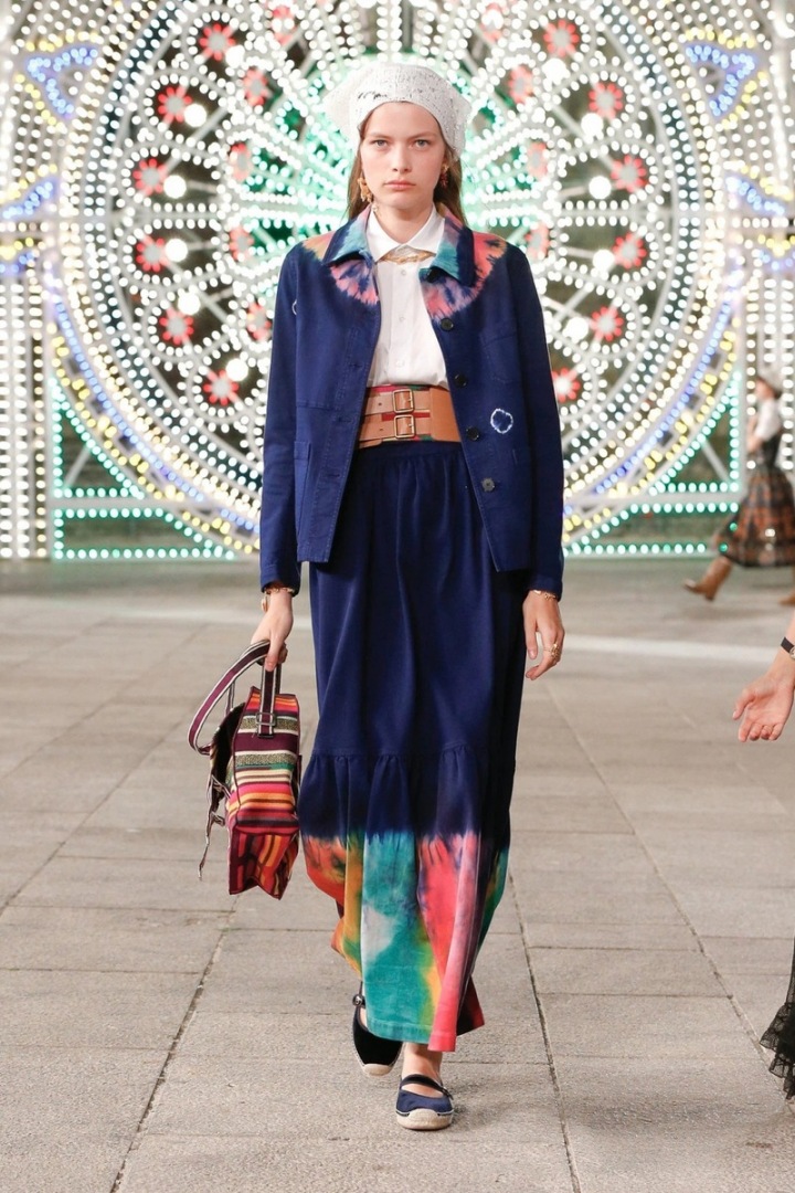 Žena v modrém kostýmku Dior