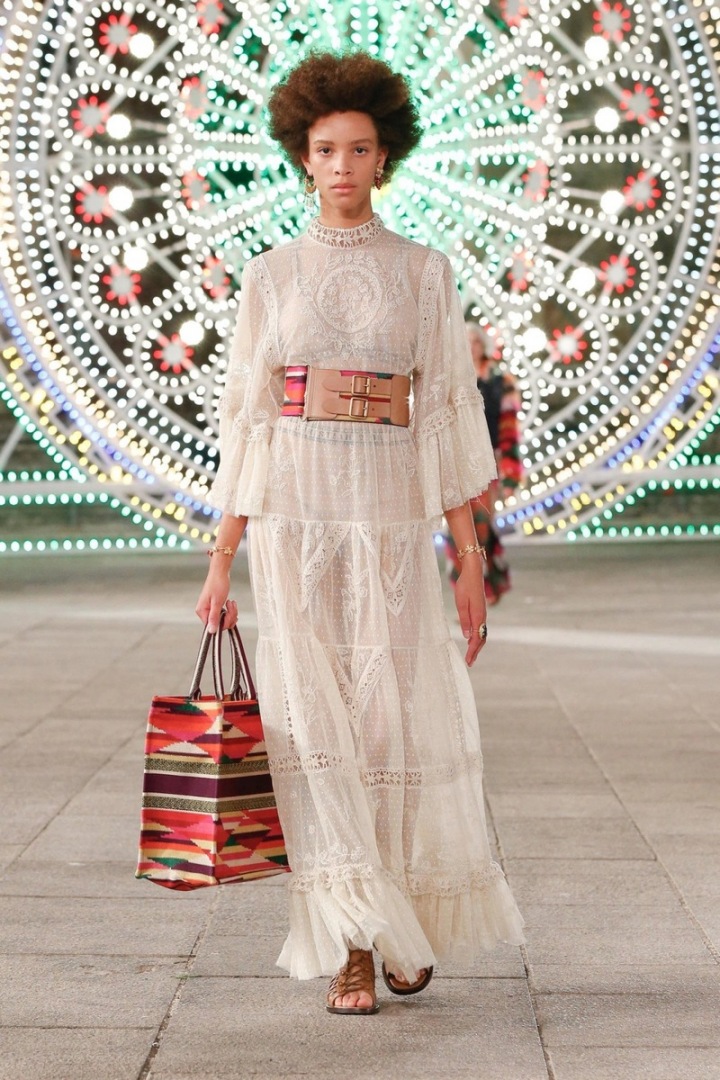 Žena v bílých šatech Dior