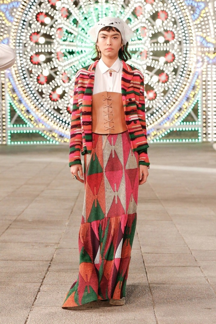 Žena v barevném modelu Dior