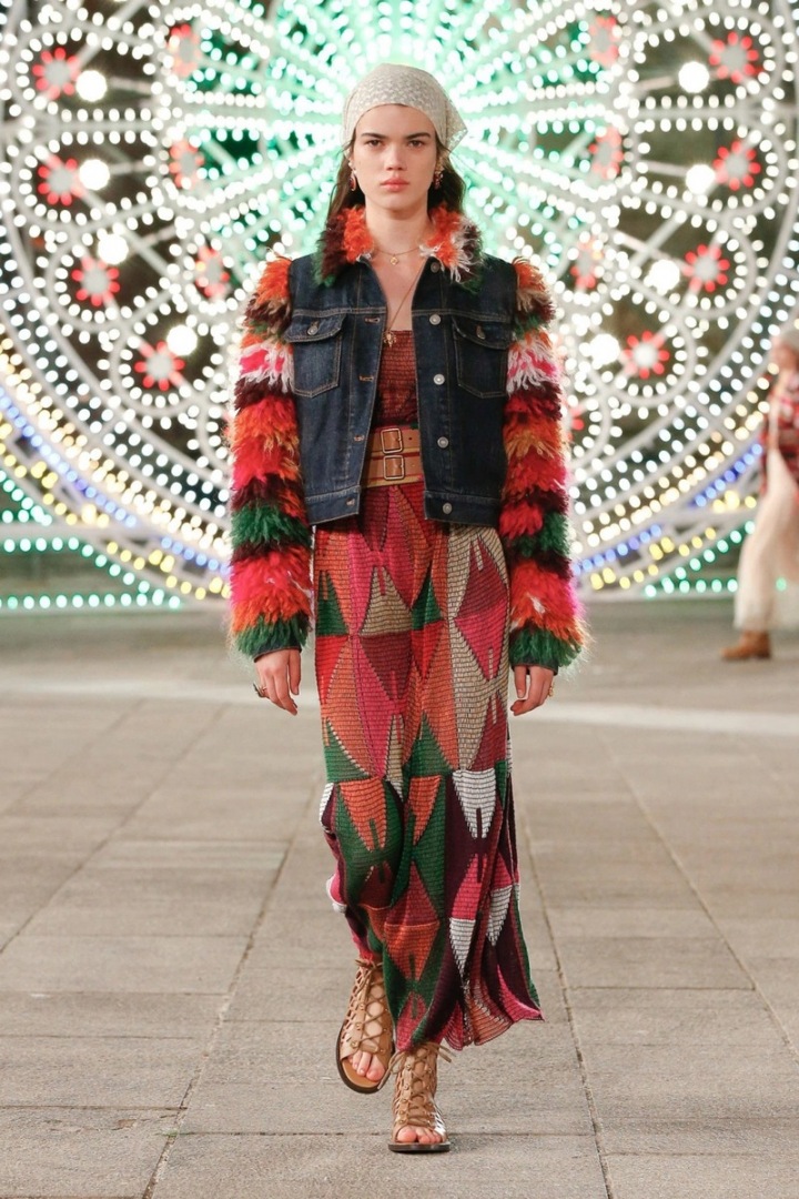 Žena v barevném modelu Dior