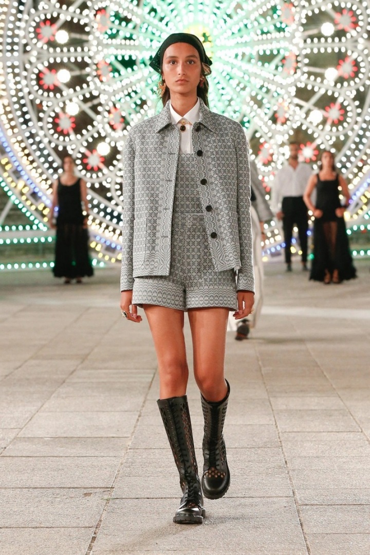 Žena v šedém kostýmku Dior