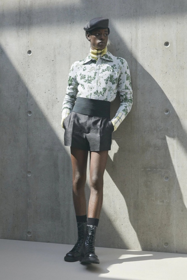 Muž v šortkách a košili Dior